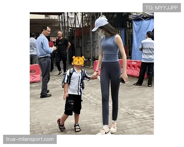 冯彦哲训练完直接拎着爱马仕去接娃? 冯彦哲训练完直接拎着爱马仕去接娃?